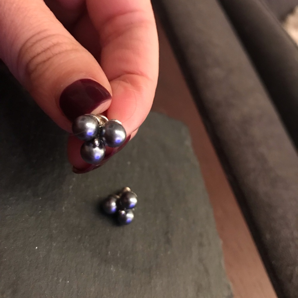 Black pearl post earring